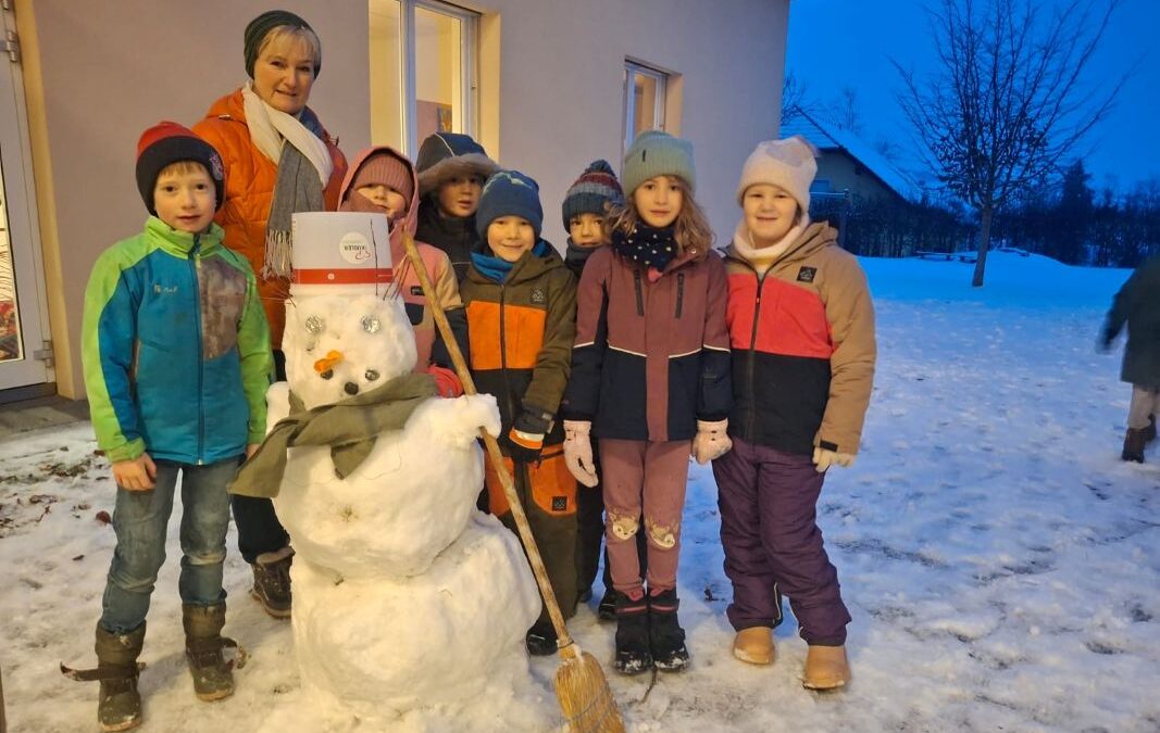 Schneemann im Schulhof